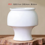 Vase de fleurs blanc simple et élégant, avec des dimensions de 17 cm de largeur, 14 cm de diamètre et 18 cm de hauteur.