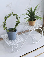 étagère plante métal structure florale courbe élégant pots blancs noirs fixations visuelles