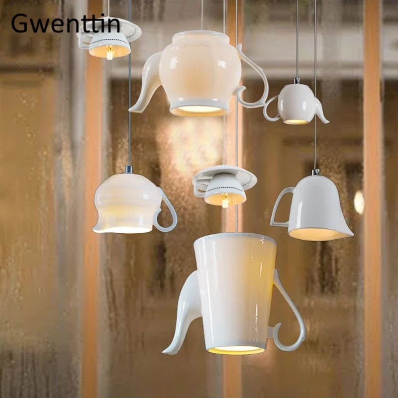 Détail de la lampe suspendue en céramique montrant la finition et le cordon réglable