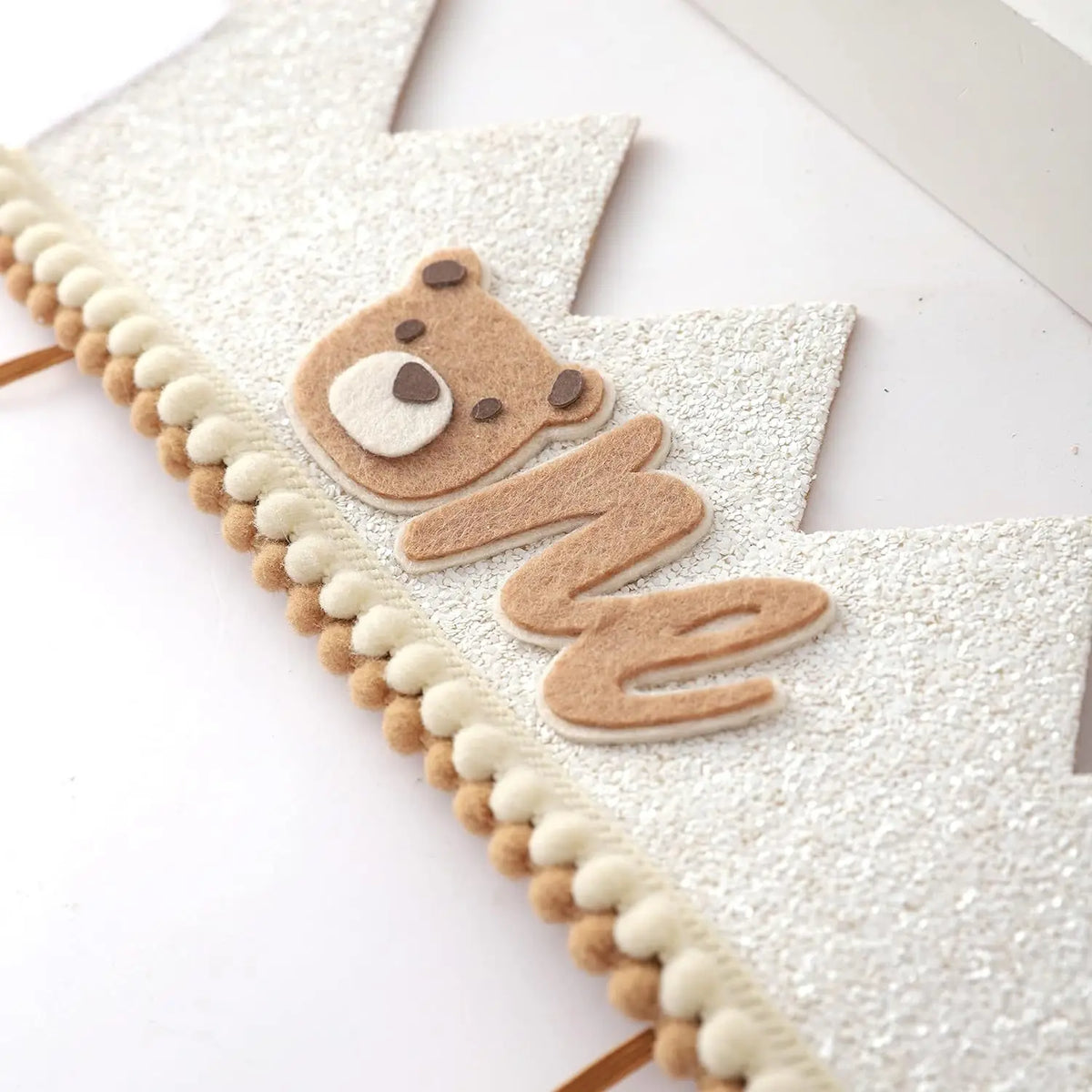 couronne enfantine ours glitter blanc pompons ruban anniversaire deco enfant marron clair festive