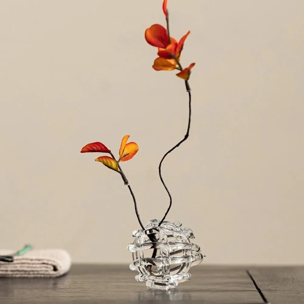 vase verre transparent motif structuré fleurs blanches iris violets table bois nature déco intérieure