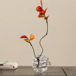 vase verre transparent motif structuré fleurs blanches iris violets table bois nature déco intérieure