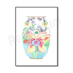 Vase décoratif coloré avec motifs floraux et feuillage exotique.