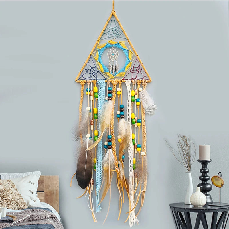 Ce décor mural en macramé coloré, avec des perles, des plumes et un motif géométrique, ajoute une touche bohème et apaisante à l'espace.