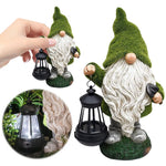 statue gnome decoratif jardin resine vert blanc marron lanterne hache texture mousse rustiqueextérieur