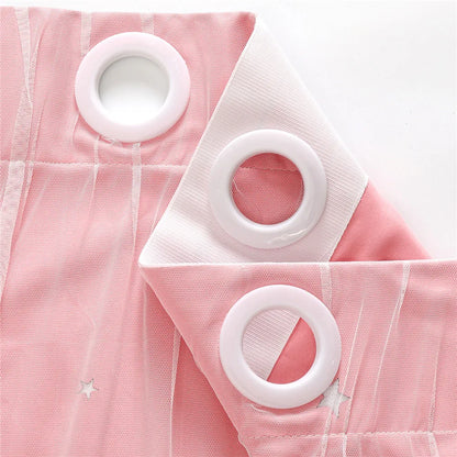 Image d'un rideau rose élégant, avec des œillets en métal, suspendu magnifiquement sur une tringle à rideau. Le rideau est fabriqué à partir de polyester de haute qualité, ajoutant une touche de sophistication à n'importe quel intérieur. Parfait pour ceux qui cherchent à améliorer leur décor de maison avec des textiles de luxe.