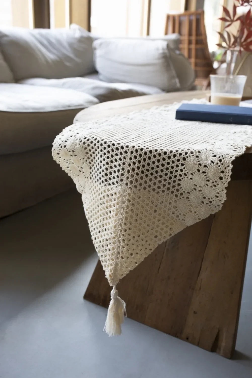 chemin table coton blanc cassé crocheté motif floral pompon rustique