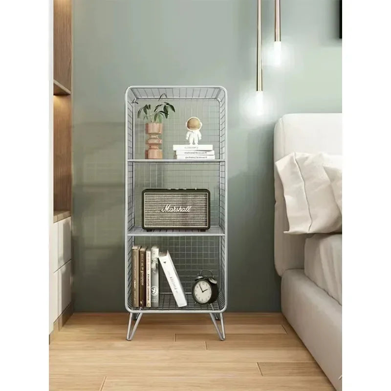 étagère moderne or gris métal maille trois niveaux livres plantes horloge lampe panier