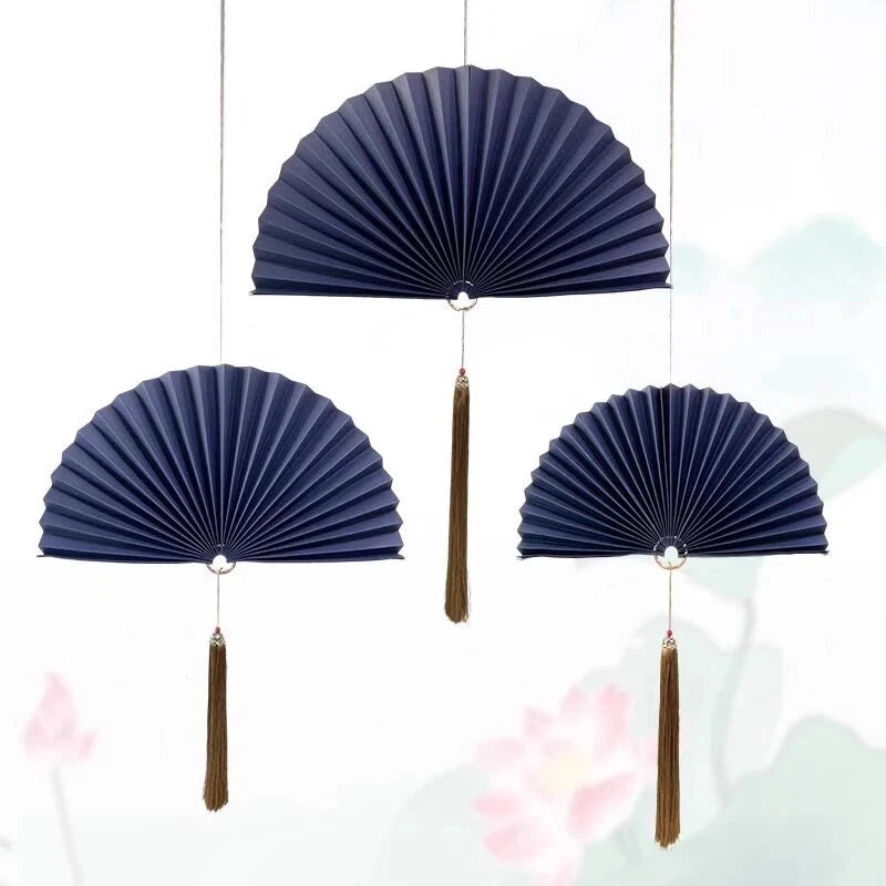 éventail pliant décoratif papier rouge bleu marine doré chinois traditionnel pompon cordelette
