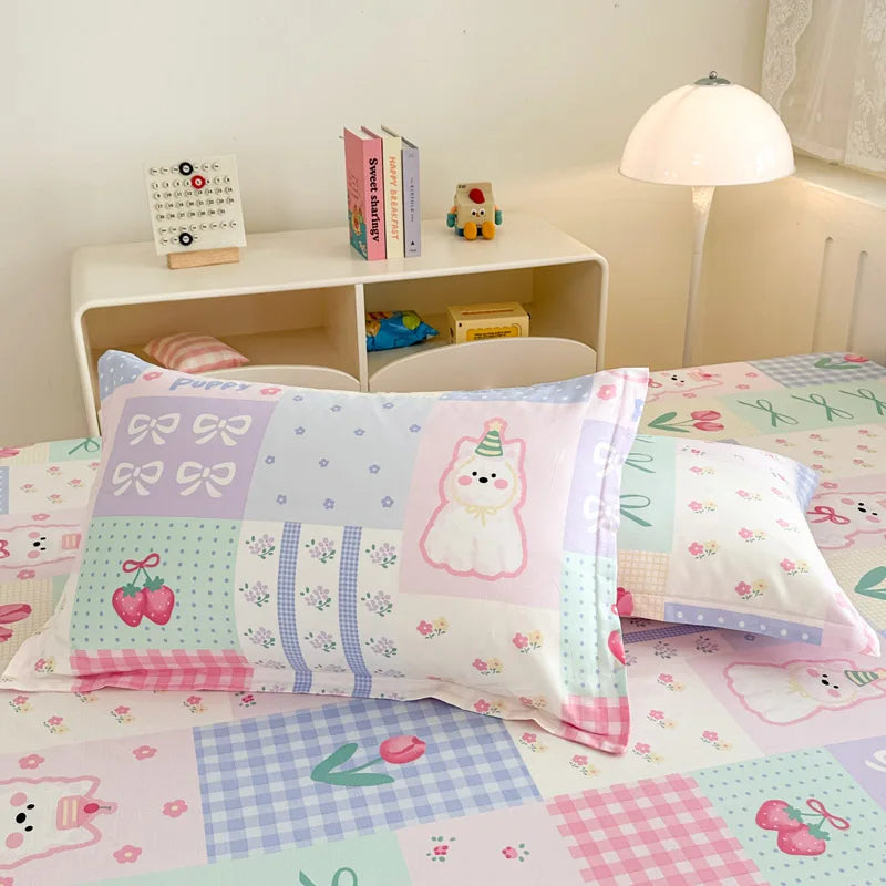 Chambre d'enfant décorée de motifs colorés et mignons, avec un lit douillet aux draps imprimés de lapins et de fleurs.