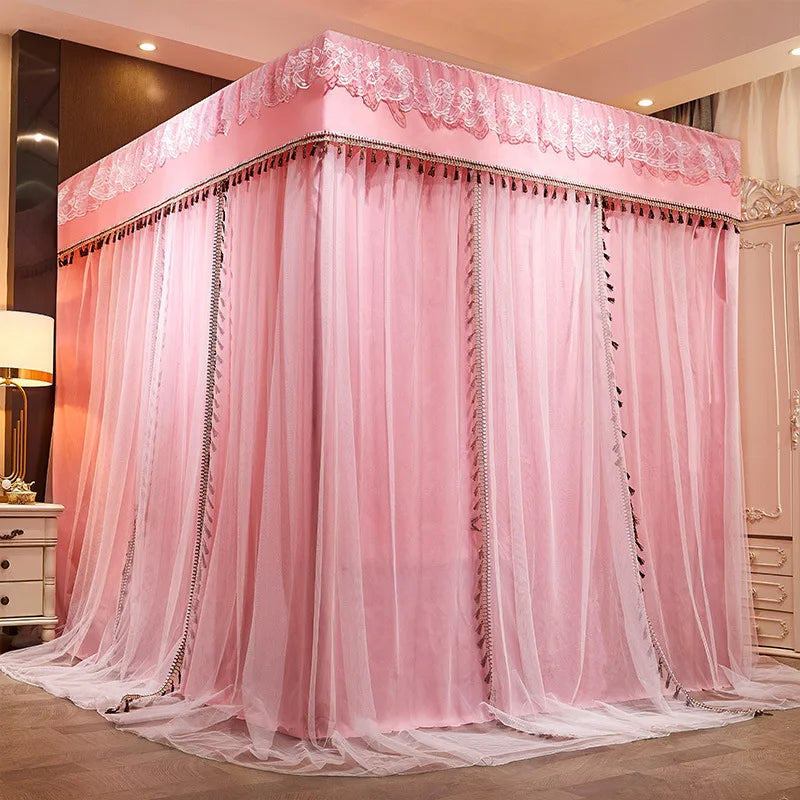 Une chambre élégante avec des rideaux roses ornés de dentelle, créant une ambiance romantique et douillette.