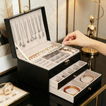 boîtes bijoux modernes élégantes compartiments cuir velours noir blanc vert rose poignées dorées