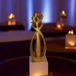 sculpture couple enlacé résine beige or moderne décoration intérieure nordique abstraite minimaliste table salon