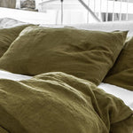 Doux et confortable ensemble de draps en lin vert olive avec motifs texturés, idéal pour créer une ambiance cocooning dans la chambre.