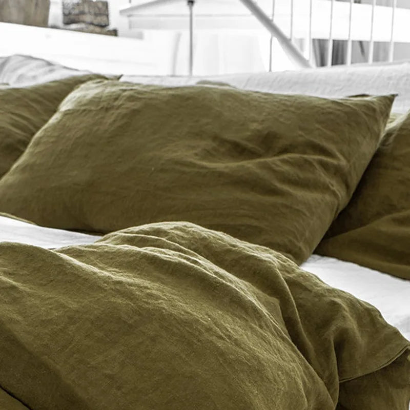 Doux et confortable ensemble de draps en lin vert olive avec motifs texturés, idéal pour créer une ambiance cocooning dans la chambre.
