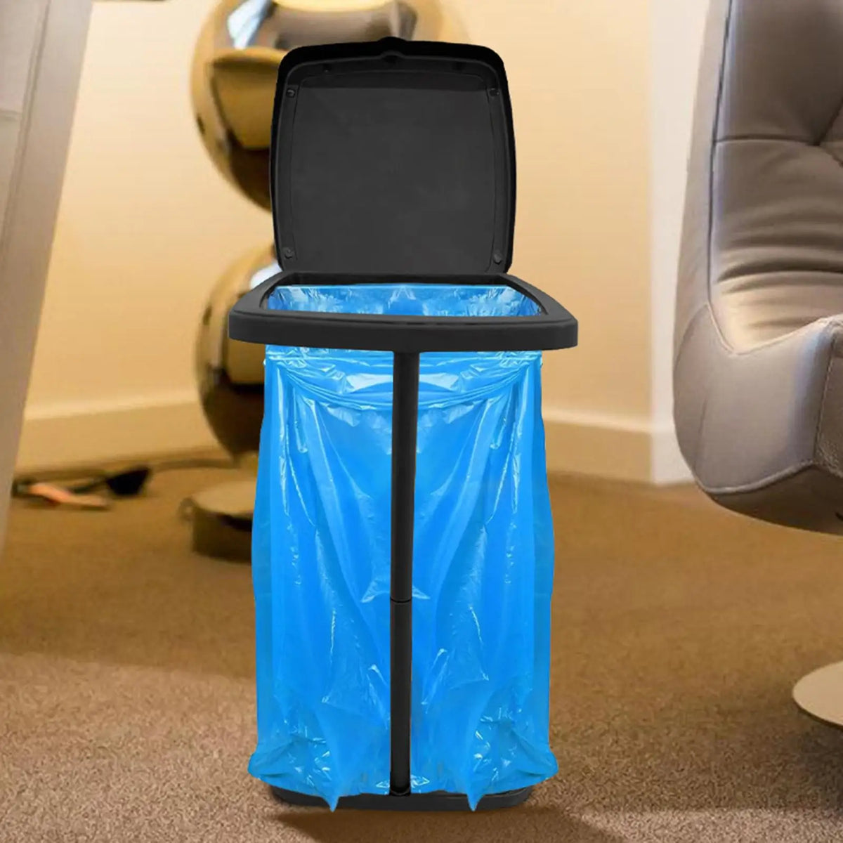 poubelle moderne noire sac bleu plastique transparent facile d'utilisationintérieur minimaliste