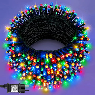 Guirlande lumineuse LED multicolore dans un jardin