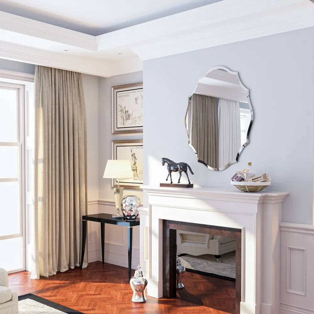 Cette pièce élégante présente un décor moderne avec des rideaux, une cheminée et un miroir décoratif, ainsi qu'une statuette de cheval sur une console.