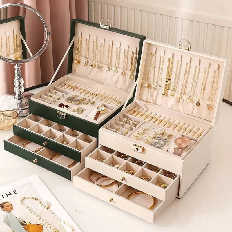boîte bijoux cuir vert foncé blanc rose pâle motifs géométriques classique chic poignées dorées