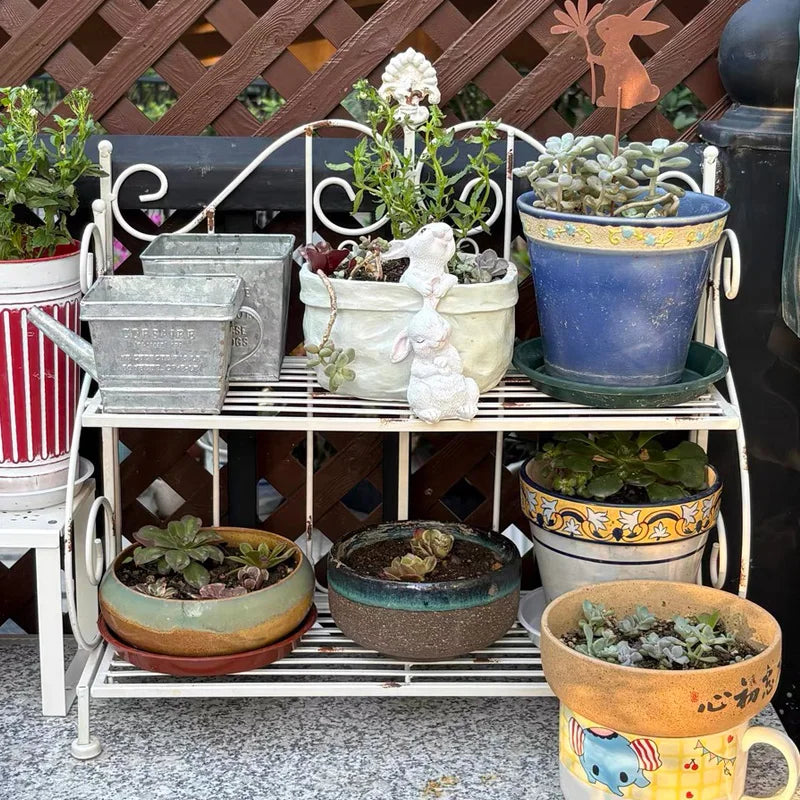 étagère vintage deux niveaux fer forgé motifs floraux pots plantes céramique fleurs vases bougiesextérieurintérieur