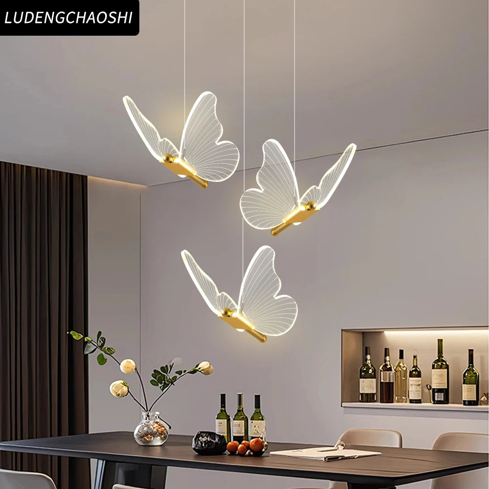 suspension lumineuse moderne or papillons effet lumineux diffus trois têtes