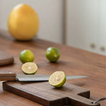 planches découper bois massif noyer marron foncé moderne rectangle poignée anneaux cuir cuisine restaurant