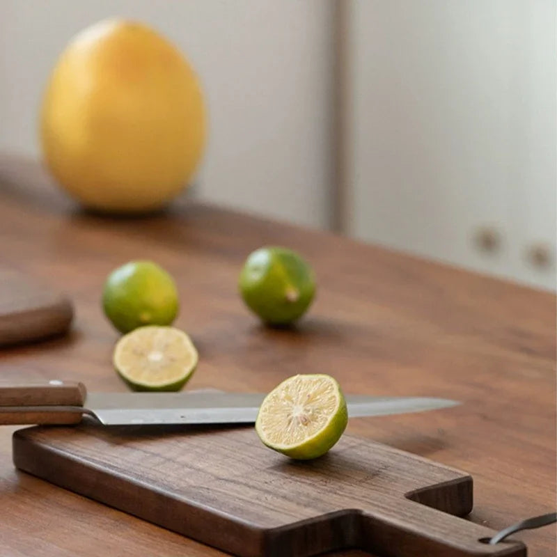 planches découper bois massif noyer marron foncé moderne rectangle poignée anneaux cuir cuisine restaurant