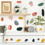 stickers muraux modernes abstraits vert orange rose noir beige formes géométriques points noirs chambre
