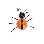 Installation de décoration murale coccinelle sur un support en bois