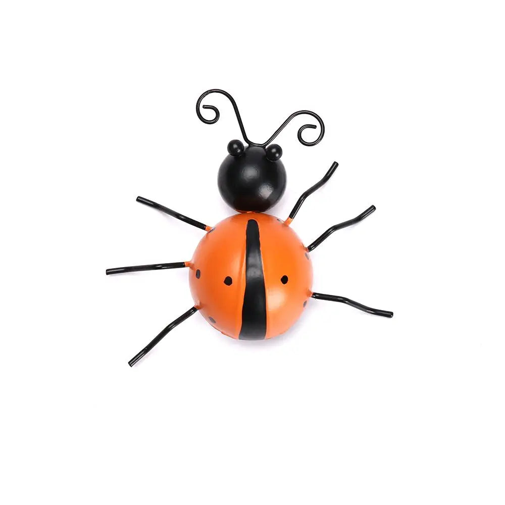 Installation de décoration murale coccinelle sur un support en bois