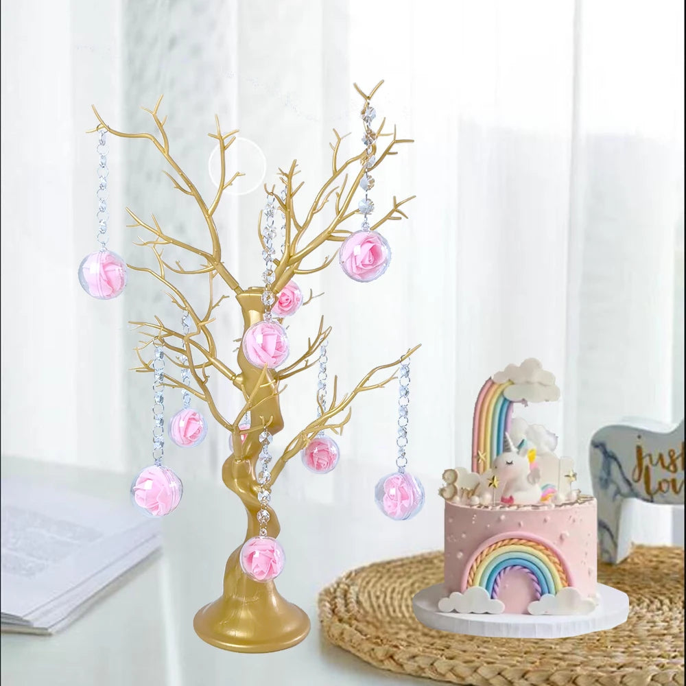 Détail des boules décoratives dorées sur le sapin de Noël