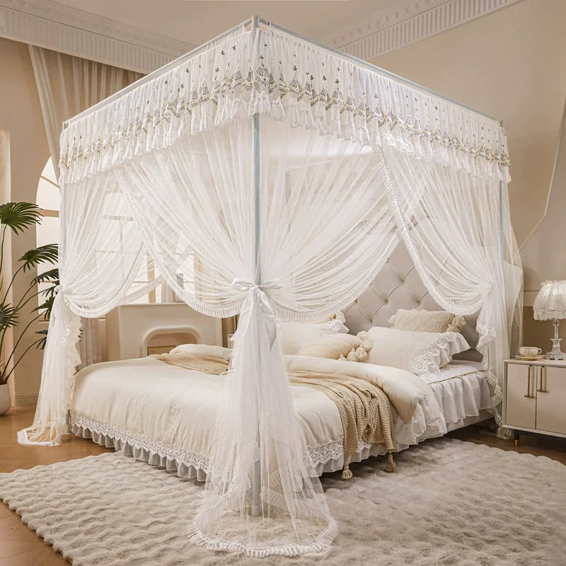 Un magnifique lit à baldaquin blanc richement décoré, offrant un cadre élégant et romantique pour une chambre de luxe.