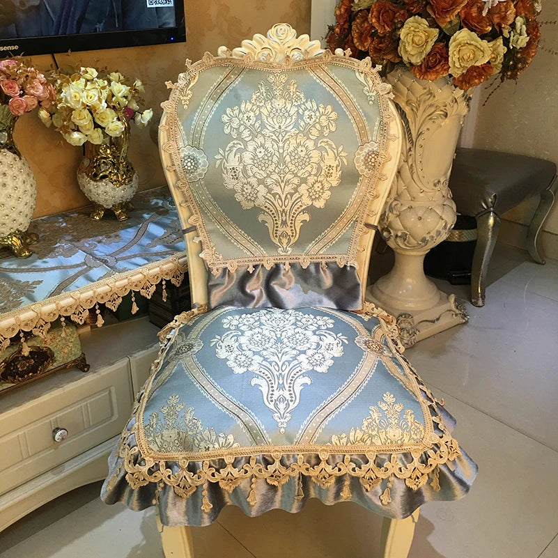 Ce fauteuil orné de motifs floraux sophistiqués et de dentelle dorée apporte une touche d'élégance et de raffinement à l'espace, créant une ambiance chaleureuse et harmonieuse.