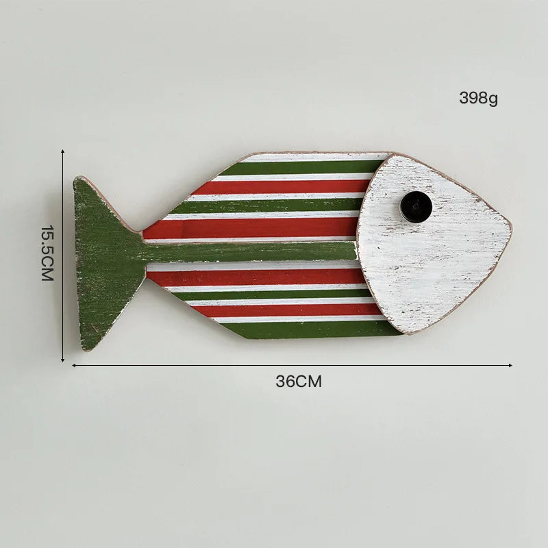 décoration murale poissons bois couleurs vives artisanal thème océan vintage