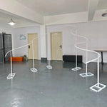 structure décorative mariage arc plis blanc moderne élégant réglable hauteur pieds métalliques panneaux drapés