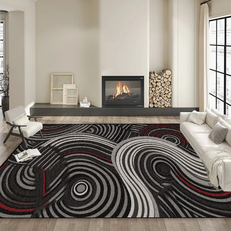Le tapis au motif abstrait en noir, blanc et rouge au centre de la pièce accorde une touche graphique et tendance à l'ensemble, qui est complété par la cheminée et le cadre décoratif.