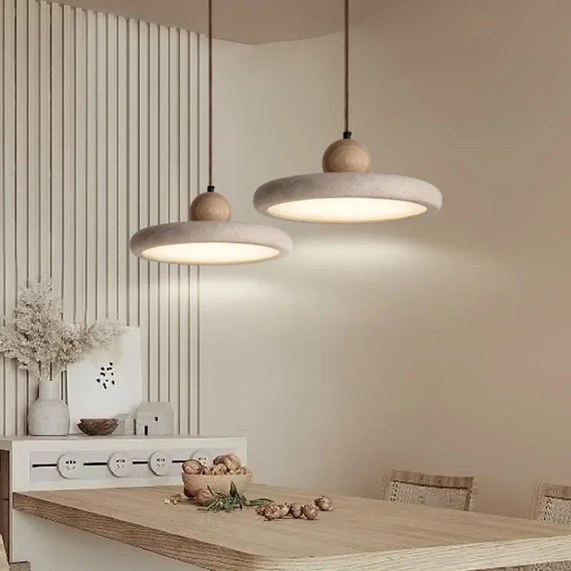 lampe suspendue moderne pierre gris clair diffuseur béton câble marron lumière chaude scandinave finition