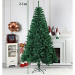 Sapin de Noël traditionnel décoré avec guirlandes et boules