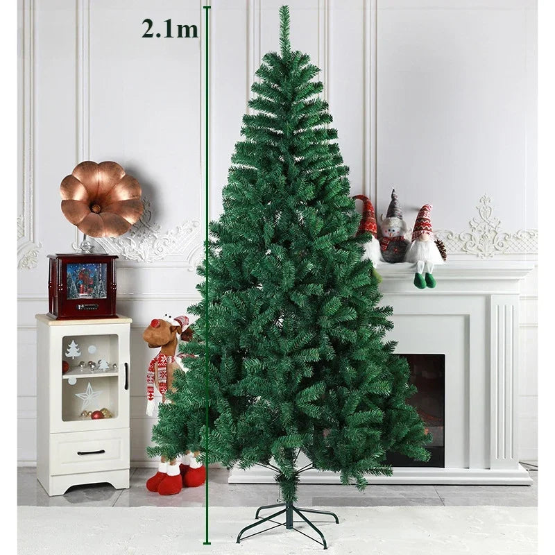Sapin de Noël traditionnel décoré avec guirlandes et boules