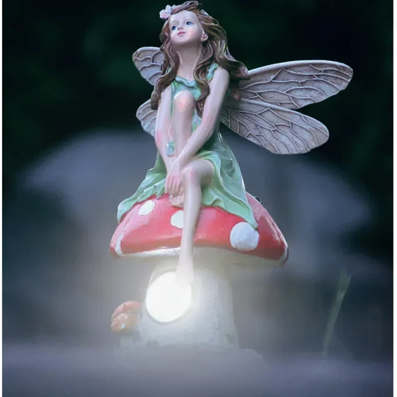 statuette féerique verte rouge blanc papillon champignon roche solaire nuit extérieur decoration cour