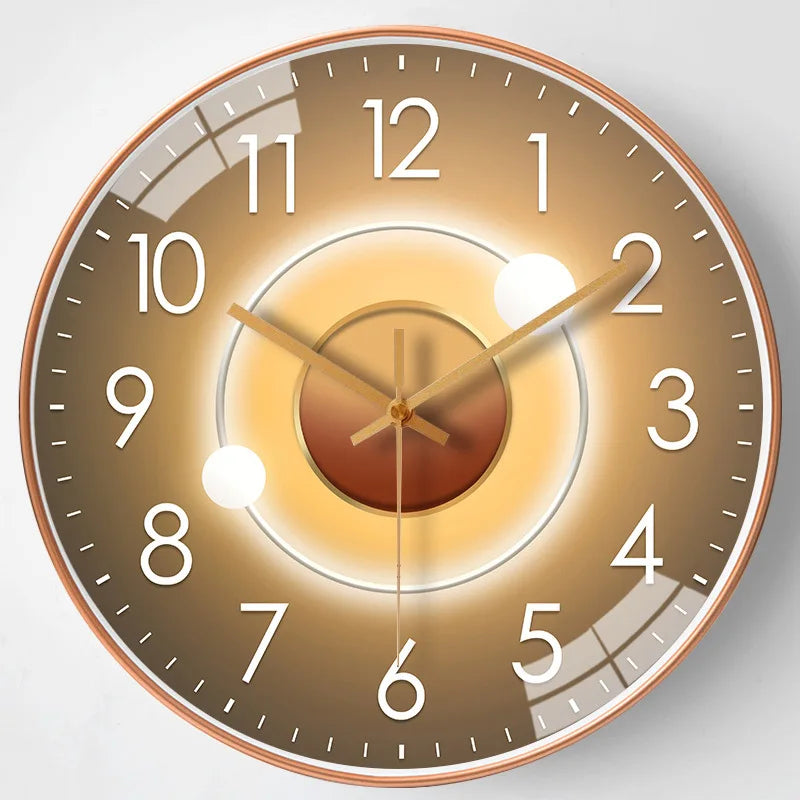 horloge murale moderne quartz aiguille dorée fond marron gris salon verre cristal