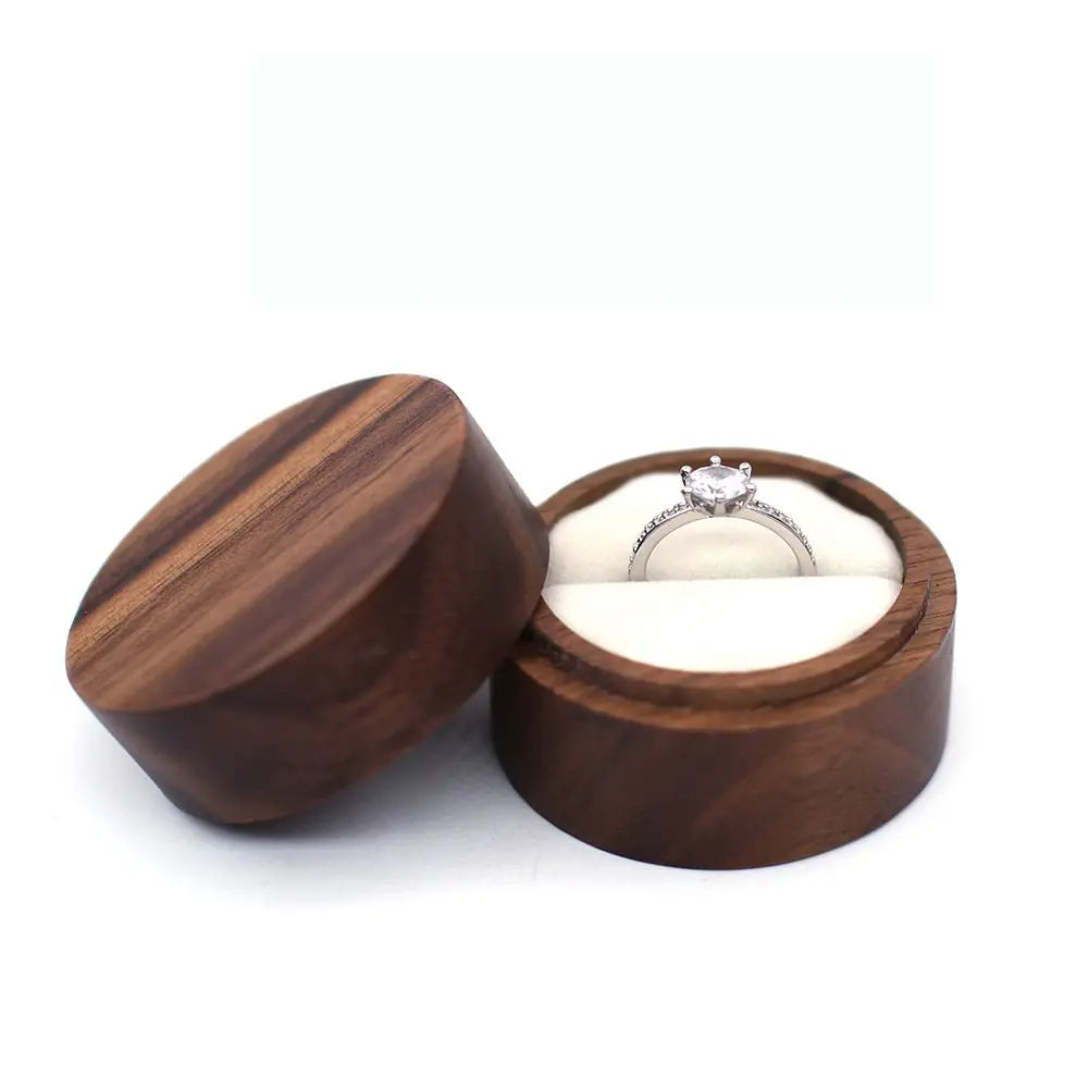 boîte bijoux marron grain bois classique coussin noir anneaux bague solitaire bague mariage étui