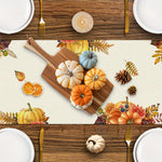 Une table rustique garnie de décorations d'automne, notamment des citrouilles, des feuilles et des pommes de pin, crée une ambiance chaleureuse et conviviale.