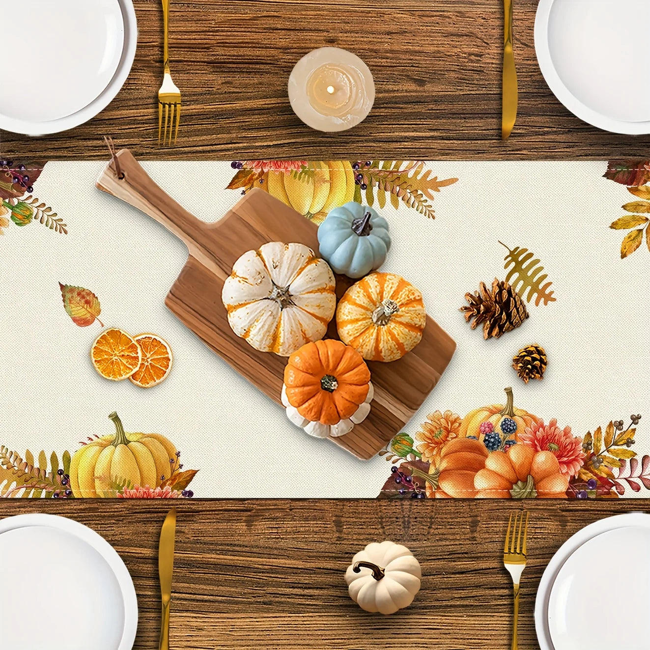 Une table rustique garnie de décorations d'automne, notamment des citrouilles, des feuilles et des pommes de pin, crée une ambiance chaleureuse et conviviale.