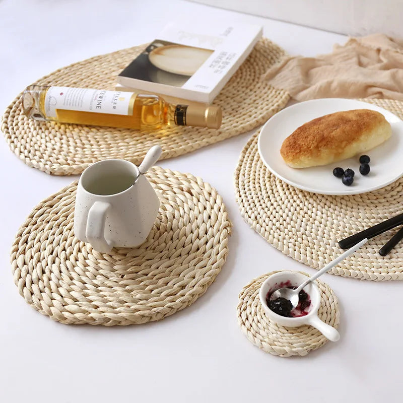 tapis table tissé main rustique couleur beige clair matériau cuir maïs artisanal diamètre 20cm