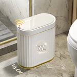 Poubelle à capteur automatique blanche dans une salle de bain moderne