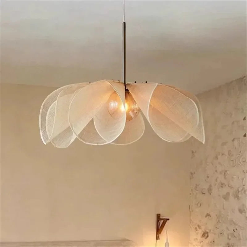 lampe suspendue tissu beige clair texture organique moderne câble noir suspension