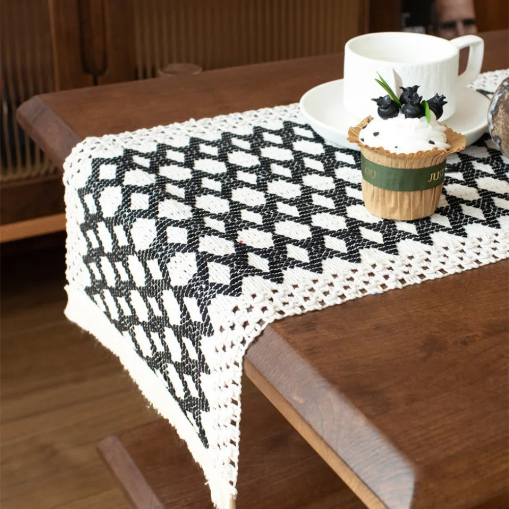 serviette table moderne blanche noire losange bordure frisée coton polyester maison