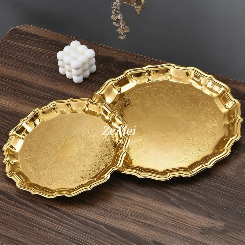 assiettes ovales or argent poignées texture fine élégantes classiques présentation desserts maison