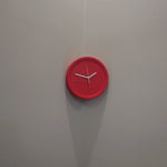 horloge murale rouge moderne aiguille quartz résine fixée sans perforations silencieuseDecorationMurale